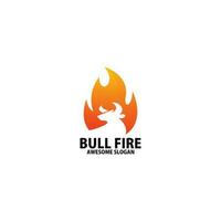 Stier mit Feuer Logo Design Gradient Farbe vektor