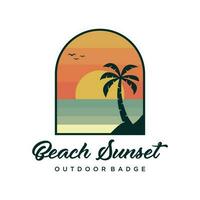 Sonnenuntergang beim Strand Abzeichen Logo Design Vektor. Paradies Insel Vektor Illustration