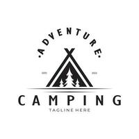 årgång och retro tält logotyp, camping. med tält, träd och bål tecken. äventyrare, scouter, klättrare, camping Utrustning Centrum vektor