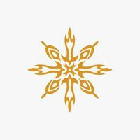 guld mandala stam- Sol symbol logotyp på vit bakgrund. stencil dekal tatuering design. platt vektor illustration.