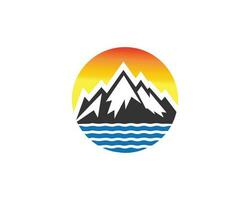 Berg, Sonne und Fluss See und Sonne im Kreis Logo Design Vektor. vektor