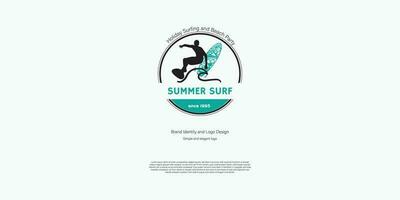 sommar surfing logotyp design vektor