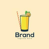 en glas av juice illustration mimosa dryck logotyp med en skiva av citron- och en skiva av smak citron. vektor klämma konst juice design med premie modern logotyp mall.