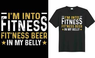 ich bin in Fitness Fitness Bier im meine Bauch Typografie Vektor T-Shirt Design. perfekt zum drucken Artikel Tasche, Aufkleber, Becher, Vorlage, Banner. handgeschrieben Vektor Illustration. isoliert auf schwarz Hintergrund.