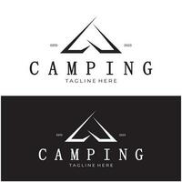 årgång och retro tält logotyp, camping. med tält, träd och bål tecken. äventyrare, scouter, klättrare, camping Utrustning Centrum vektor