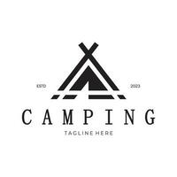 Jahrgang und retro Zelt Logo, Camping. mit Zelt, Baum und Lagerfeuer unterzeichnen. Abenteurer, Pfadfinder, Kletterer, Camping Ausrüstung Center vektor