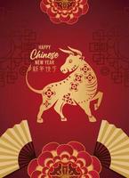 glückliche chinesische Neujahrsbeschriftungskarte mit goldenem Ochsen und Fächern im roten Hintergrund vektor