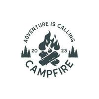 årgång brinnande bål med en stor flamma för camping logotyp design. vektor