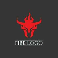 Tanne Symbol und Feuer Logo Design Vektor