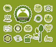 Bio-Lebensmittel-Set-Etiketten und Abzeichen auf grünem Hintergrund vektor