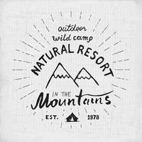 Berge Hand gezeichnete Skizze Emblem im Freien Camping und Wandern Aktivität Extremsportarten Outdoor Abenteuer Symbol Vektor-Illustration auf Grunge Hintergrund vektor
