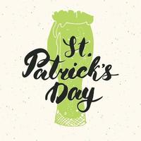 glad St Patrick's Day vintage gratulationskort hand bokstäver på öl kopp siluett, irländska semester grunge texturerat retro design vektorillustration vektor