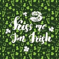 Küss mich, Ich bin irisch. St. Patrick's Day Grußkarten-Handbeschriftung mit Lippen und Klee, irischer Feiertag gebürstete kalligraphische Zeichenvektorillustration auf Musterhintergrund vektor