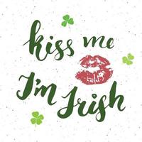 Küss mich, Ich bin irisch. St. Patrick's Day Grußkarten-Handbeschriftung mit Lippen und Klee, irischer Feiertag gebürstete kalligraphische Zeichenvektorillustration auf Musterhintergrund vektor