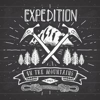 Retro-Abzeichen des Vintage-Labels der Bergexpedition. Hand gezeichnete strukturierte Emblem Outdoor-Wanderabenteuer und Berge erkunden, Extremsportarten, Grunge Hipster Design, Typografie drucken Vektor-Illustration vektor