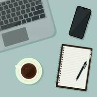 Arbeitsplatz mit Kaffee Tasse, Laptop, Stift, Notizbuch und Telefon. vektor