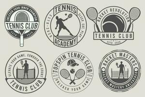 uppsättning av tennis klubb märken. vektor illustration. de begrepp för skjorta, skriva ut, stämpel, eller tee. årgång typografi design med tennis spelare, racket, och boll silhuett.