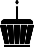 schwarz und Weiß Cupcake mit Verbrennung Kerze. Glyphe Symbol oder Symbol. vektor