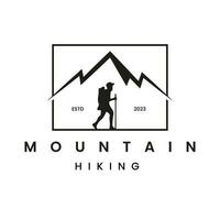 en berg klättrare silhuett illustration, skildrar en vandrare. en premie vektor logotyp med en årgång retro stil