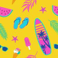 sommar sömlös mönster med strand tillbehör och frukt. vattenmelon, solglasögon, is grädde, surfbräda, tropisk löv, sjöstjärna. tecknad serie vektor illustration. mode, tyg design, omslag papper.