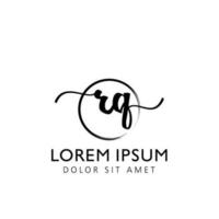 brev rq första handstil logotyp med signatur och hand dragen stil. vektor