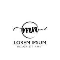 brev mn första handstil logotyp med signatur och hand dragen stil. vektor