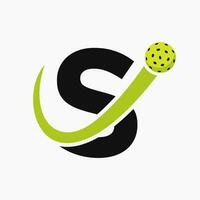 brev s pickleball logotyp begrepp med rör på sig ättikslag boll symbol. ättikslag boll logotyp vektor