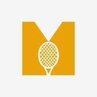 brev m padel tennis logotyp. padel racket logotyp design. strand tabell tennis klubb symbol vektor