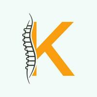 Brief k orthopädisch Gesundheit Knochen Logo Design mit zurück Knochen Symbol. Knochen Gesundheit Logo Zeichen vektor