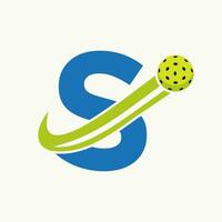 Brief s Pickleball Logo Konzept mit ziehen um Essiggurke Ball Symbol. Essiggurke Ball Logo vektor