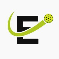 Brief e Pickleball Logo Konzept mit ziehen um Essiggurke Ball Symbol. Essiggurke Ball Logo vektor