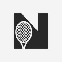 brev n padel tennis logotyp. padel racket logotyp design. strand tabell tennis klubb symbol vektor