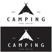 årgång och retro tält logotyp, camping. med tält, träd och bål tecken. äventyrare, scouter, klättrare, camping Utrustning Centrum vektor