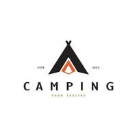 Jahrgang und retro Zelt Logo, Camping. mit Zelt, Baum und Lagerfeuer unterzeichnen. Abenteurer, Pfadfinder, Kletterer, Camping Ausrüstung Center vektor