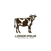 figur av en ko med horn stående på de vit bakgrund jordbruk emblem, logotyp design, illustration vektor