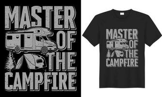 Camping Vektor Grafik Typografie Illustration t Hemd Design. Meister von das Lagerfeuer. draussen Abenteuer Berg Sommer- motivierend Zitat Wandern Wohnmobil Lagerfeuer drucken bereit eps T-Shirt Design.