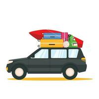 svart bil med saker går på semester. resväskor, en surfbräda, en ryggsäck, en boll är fast på de tak. vektor grafisk.