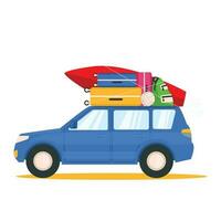 blå bil med saker går på semester. resväskor, en surfbräda, en ryggsäck, en boll är fast på de tak. vektor grafisk.