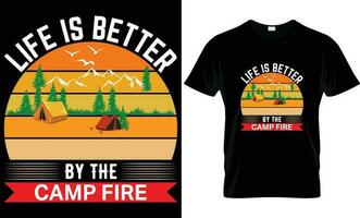 camping t skjorta design. unik, typografi, berg och utomhus- t-shirt. liv är bättre förbi de läger brand t-shirt design. vektor