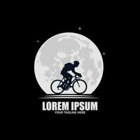 berg cykel logotyp med måne vektor