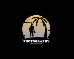 ein Fotograf ist suchen beim das Silhouette Strand vektor