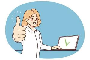 lächelnd Frau Arbeiten auf Computer Show Daumen empfehlen online Dienstleistungen. glücklich weiblich Klient geben Empfehlung zu Laptop App. Kunde Rückmeldung. Vektor Illustration.