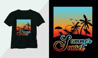 sommar surfing t-shirt design begrepp. Allt mönster är färgrik och skapas använder sig av surfbräda, strand, sommar, hav, etc vektor