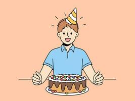 überglücklich Junge Kind sitzen beim Tabelle mit Geburtstag Hut auf Kopf und Schokolade Kuchen zum Besondere Gelegenheit. lächelnd Kind feiern Jahrestag mit Süss Nachtisch. Vektor Illustration.