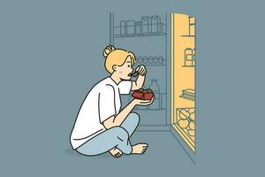 kvinna sitta på golv nära kylskåp äter på natt. hungrig flicka nära kylskåp lida från äter oordning. diet och näring problem. vektor illustration.