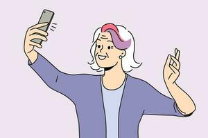 glücklich Alten Frau mit bunt Haar machen Selfie auf Smartphone. lächelnd alt Oma Gefühl cool und positiv nehmen Selbstporträt Bild auf Zelle. Vektor Illustration.