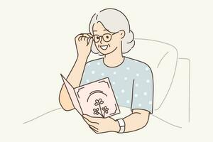 sjuk äldre kvinna liggande i sjukhus innehar kort från älskade de med lyckönskningar för snabb återhämtning och lämna tillbaka Hem. begrepp av omtänksam för äldre och tjänande pensionärer i sjukhus eller amning hus vektor
