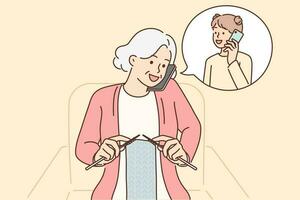 mormor gör telefon ring upp till barnbarn och stickat scarf Sammanträde i stol. äldre kvinna med telefon är talande till barnbarn, be på vilket sätt saker är på skola eller inbjudande till komma besök vektor