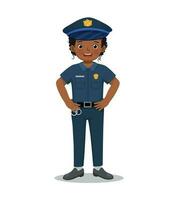söt liten afrikansk flicka bär polis enhetlig låtsas till vara polis officer vektor