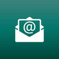 Mail Briefumschlag Symbol Vektor isoliert auf Grün Hintergrund. Symbole von Email eben Vektor Illustration.
